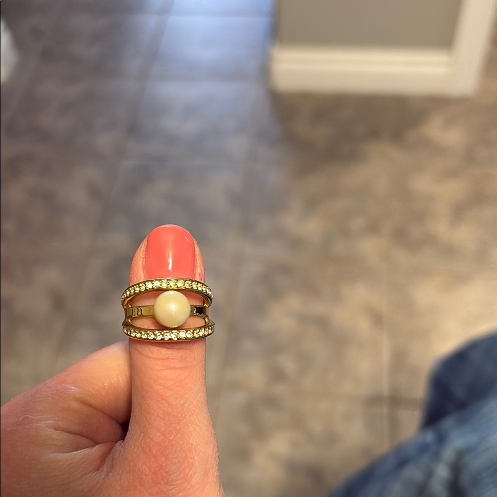 Elegant Gold and Pearl Ring